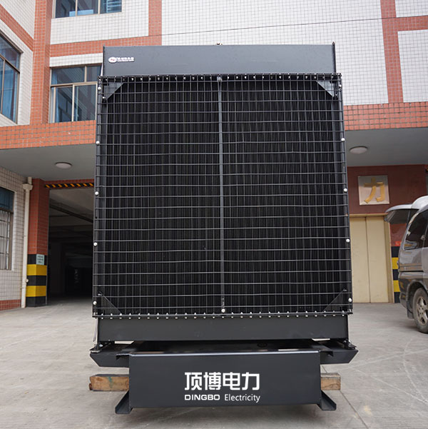 為保證散熱效果，發(fā)電機(jī)廠家建議您定期清除散熱器外部污物及水箱內(nèi)部污垢