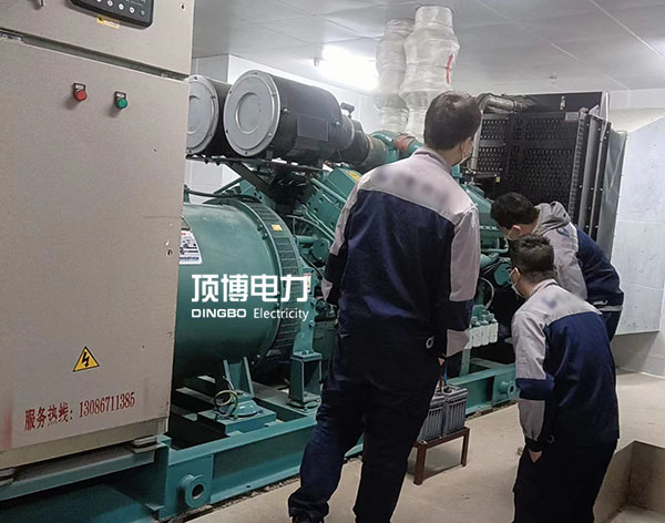 注意！當(dāng)柴油發(fā)電機(jī)傳動皮帶被潤滑油、燃油或其它有害液體沾染時必須更換！